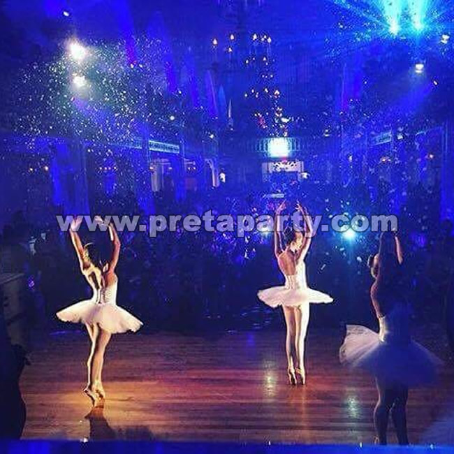 Ballerinas and Ballet Dancers to entertain your guests from Montreal's Prêt-A-Party! Call  reserve your dancers today 514.926.4940